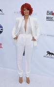 th_148285595_Rihanna2011BillboardMusicAwardsArrival22.5.2011_06_122_21lo.jpg