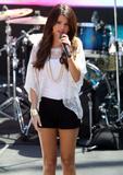 th_68300_celebrity_paradise.com_TheElder_SelenaGomez43_122_219lo.jpg