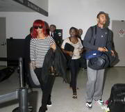 th_54989_RihannaarrivesatLAX9.10.2010_10_122_231lo.jpg