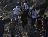 th_14903_celebrity_paradise.com_TheElder_KirstenStewart2011_09_29_OnSetofSnow23_122_350lo.jpg
