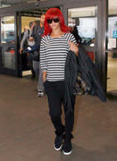 th_54787_RihannaarrivesatLAX9.10.2010_08_122_354lo.jpg