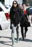 th_63169_celebrity_paradise.com_TheElder_RosarioDawson2011_03_15_strollinginBeverlyHills2_122_482lo.jpg