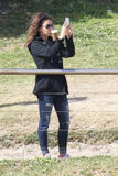 th_38992_Mila_Kunis_and_Ashton_Kutcher_doing_the_Bondi_to_Bronte_walk_in_Sydney_Australia_November_2_2012_024_122_55lo.jpg